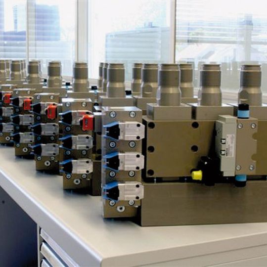 Bild 1: Ein anodischer Oberflächenschutz erhöht nicht nur die Korrosions- und Verschleißbeständigkeit von Ventilblöcken, sondern auch deren Funktionalität in den Gleitflächen. Bild 1: Ein anodischer Oberflächenschutz erhöht nicht nur die Korrosions- und Verschleißbeständigkeit von Ventilblöcken, sondern auch deren Funktionalität in den Gleitflächen.