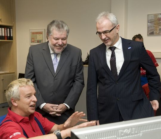 Der rheinland-pfälzische Ministerpräsidenten Kurt Beck (l.) und BASF-Vorstandsmitglied Dr. Harald Schwager im Gespräch mit einem Mitarbeiter der neuen Anlage. Der rheinland-pfälzische Ministerpräsidenten Kurt Beck (l.) und BASF-Vorstandsmitglied Dr. Harald Schwager im Gespräch mit einem Mitarbeiter der neuen Anlage.