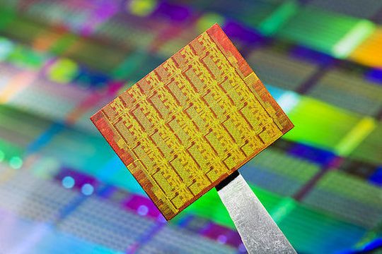 Der von Intel Labs entwickelte „Single Chip Cloud Computer“ integriert 48 Intel Architektur Rechenkerne und damit die bislang größte Anzahl auf einem Chip. Der von Intel Labs entwickelte „Single Chip Cloud Computer“ integriert 48 Intel Architektur Rechenkerne und damit die bislang größte Anzahl auf einem Chip.