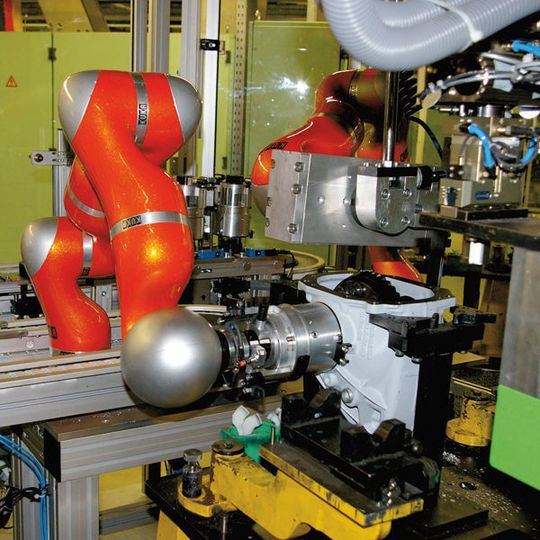 Der weltweit erste Serieneinsatz: Zwei Leichtbauroboter in der Montage von Hinterachsgetrieben bei Mercedes-Benz. Bild: Kroh Der weltweit erste Serieneinsatz: Zwei Leichtbauroboter in der Montage von Hinterachsgetrieben bei Mercedes-Benz. Bild: Kroh