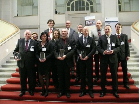 Die Preisträger bei der Verleihung des Deutschen Materialeffizienzpreises 2009. Bild: Demea Die Preisträger bei der Verleihung des Deutschen Materialeffizienzpreises 2009. Bild: Demea