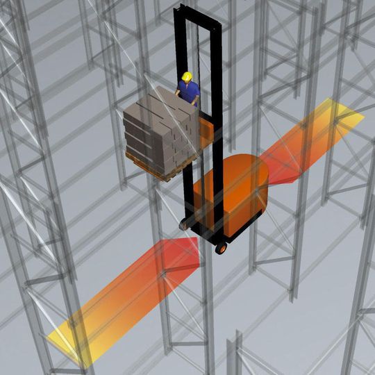 Das mobile Personenschutzsystem für Flurförderzeuge im Schmalgang wirkt den Gefährdungen entgegen. Bild: TBM Das mobile Personenschutzsystem für Flurförderzeuge im Schmalgang wirkt den Gefährdungen entgegen. Bild: TBM