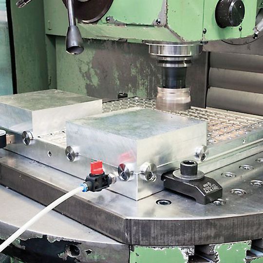 Das Vakuum-Spannsystem kann sowohl mit Druckluft – und das ohne externe Venturidüse – als auch mit einer Vakuumpumpe betrieben werden. Bild: AMF Das Vakuum-Spannsystem kann sowohl mit Druckluft – und das ohne externe Venturidüse – als auch mit einer Vakuumpumpe betrieben werden. Bild: AMF