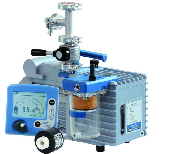 Ein- und zweistufige Drehschieberpumpen sind sowohl als Einzelpumpen wie auch als betriebsfertige Pumpstände mit integrierter Kühlfalle erhältlich. Ein- und zweistufige Drehschieberpumpen sind sowohl als Einzelpumpen wie auch als betriebsfertige Pumpstände mit integrierter Kühlfalle erhältlich.