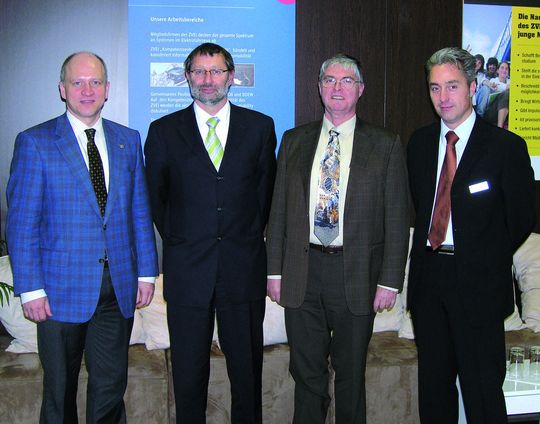 Das Redaktionsteam der Technologie-Roadmap 2020 (v.l.n.r.): Dr. Thomas Stange, Tyco Electronics AMP GmbH, Global Engineering Knowledge & Communication, Dr. Rolf Becker, Robert Bosch GmbH, Senior Expert Reliability (Vorsitzender des Arbeitskreises), Dr. Werner Klingenstein, Infineon Technologies AG, Director Technology Strategy und Volker Kaiser, Referent im ZVEI-Fachverband Electronic Components and Systems Das Redaktionsteam der Technologie-Roadmap 2020 (v.l.n.r.): Dr. Thomas Stange, Tyco Electronics AMP GmbH, Global Engineering Knowledge & Communication, Dr. Rolf Becker, Robert Bosch GmbH, Senior Expert Reliability (Vorsitzender des Arbeitskreises), Dr. Werner Klingenstein, Infineon Technologies AG, Director Technology Strategy und Volker Kaiser, Referent im ZVEI-Fachverband Electronic Components and Systems
