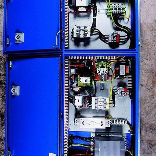 TQ Systems konfektioniert 700 verschiedene Steuergehäuse in 250 Varianten für die Demag-Kransysteme; das ergibt gut 15000 Steuergehäuse pro Jahr. TQ Systems konfektioniert 700 verschiedene Steuergehäuse in 250 Varianten für die Demag-Kransysteme; das ergibt gut 15000 Steuergehäuse pro Jahr.