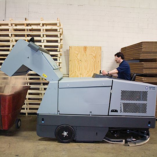 Die Reinigungsmaschine CR 1500 ist konzipiert für harte Reinigungseinsätze in Industrie sowie auf Logistik- und Parkflächen. Bild: Nilfisk Die Reinigungsmaschine CR 1500 ist konzipiert für harte Reinigungseinsätze in Industrie sowie auf Logistik- und Parkflächen. Bild: Nilfisk