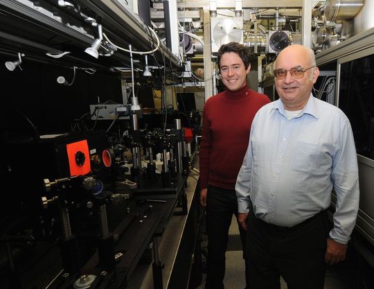 Am Atlas-Lasersystem im Max-Planck Institut für Quantenoptik (Garching) werden Prof. Habs und Andreas Henig die ersten Bestrahlungsexperimente an Zellen durchführen. Am Atlas-Lasersystem im Max-Planck Institut für Quantenoptik (Garching) werden Prof. Habs und Andreas Henig die ersten Bestrahlungsexperimente an Zellen durchführen.