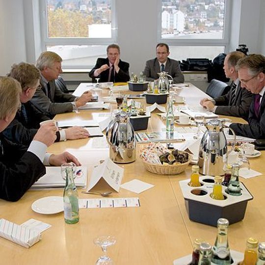 Von links: Wilhelm Lindemann (IKB Leasing), Helmut Fries (Commerz Real), Rüdiger Freiherr von Fölkersamb (Deutsche Leasing), Ken Fouhy (MM), Peter Steinmüller (MM), Peter Dieckmann (VR-Leasing) und Jörg Dethlefsen (Siemens Finance & Leasing). Von links: Wilhelm Lindemann (IKB Leasing), Helmut Fries (Commerz Real), Rüdiger Freiherr von Fölkersamb (Deutsche Leasing), Ken Fouhy (MM), Peter Steinmüller (MM), Peter Dieckmann (VR-Leasing) und Jörg Dethlefsen (Siemens Finance & Leasing).