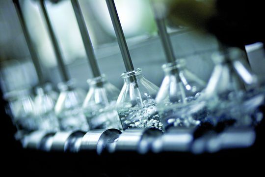 Abb. 1: Aseptische Abfüllung von Infusionen. Abb. 1: Aseptische Abfüllung von Infusionen.