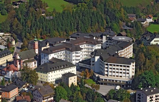 Das Kardinal Schwarzenberg’sche Krankenhaus im österreichischen Schwarzach ist mit 510 Betten und einer Bilanzsumme von 110 Millionen Euro die zweitgrößte Klinik des Bundeslandes Salzburg. Das Kardinal Schwarzenberg’sche Krankenhaus im österreichischen Schwarzach ist mit 510 Betten und einer Bilanzsumme von 110 Millionen Euro die zweitgrößte Klinik des Bundeslandes Salzburg.