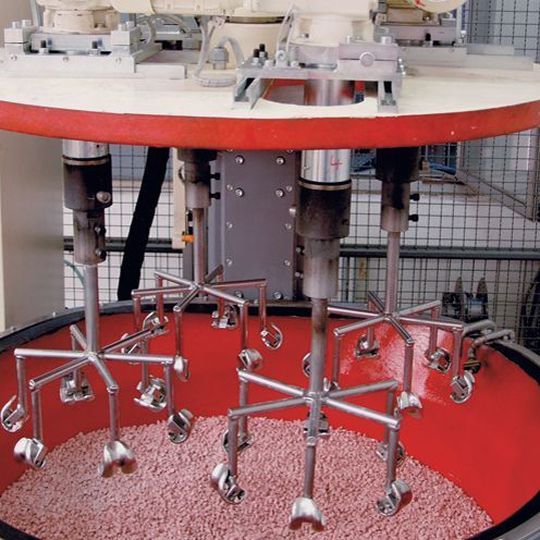 Eine Schleppschleifanlage ermöglicht die Einzelbearbeitung von Implantaten mit weniger Aufwand bei der Konturanpassung als beim maschinellen und robotergestützten Schleifen und Polieren. Bild: Rösler Eine Schleppschleifanlage ermöglicht die Einzelbearbeitung von Implantaten mit weniger Aufwand bei der Konturanpassung als beim maschinellen und robotergestützten Schleifen und Polieren. Bild: Rösler