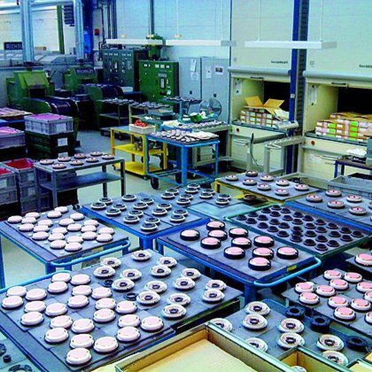 Bild 1: Die gesetzten Formen der Keramikgehäuse wurden bis zum nächsten Fertigungsschritt einfach in der Produktion zwischengelagert, mit negativen Folgen für die Bewegungsfreiheit. Bild 1: Die gesetzten Formen der Keramikgehäuse wurden bis zum nächsten Fertigungsschritt einfach in der Produktion zwischengelagert, mit negativen Folgen für die Bewegungsfreiheit.