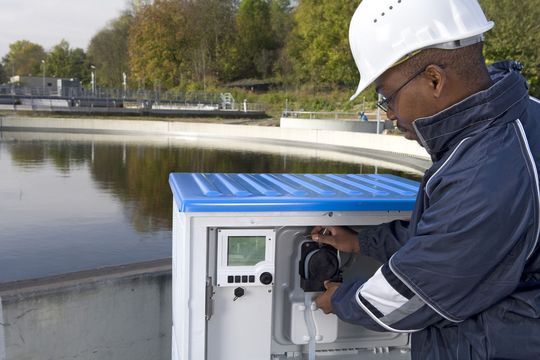 Der automatische Probenehmer CSF48 ist mit Schlauchpumpe (Bild), aber auch mit Membranpumpe erhältlich (Bilder: Endress und Hauser) Der automatische Probenehmer CSF48 ist mit Schlauchpumpe (Bild), aber auch mit Membranpumpe erhältlich (Bilder: Endress und Hauser)