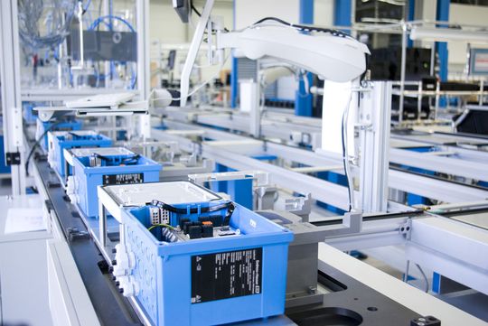 Blick in die Produktion der neuen Analyse-Plattform von Endress und Hauser Conducta: Das Gehäuse des Multiparameter-Controllers Liquiline M CM442 muss nicht gesondert über einen Ventilator gekühlt werden. Dies ist eine der Neuerungen, die in Gerlingen rund um die Analysenmesstechnik vorgestellt werden. Blick in die Produktion der neuen Analyse-Plattform von Endress und Hauser Conducta: Das Gehäuse des Multiparameter-Controllers Liquiline M CM442 muss nicht gesondert über einen Ventilator gekühlt werden. Dies ist eine der Neuerungen, die in Gerlingen rund um die Analysenmesstechnik vorgestellt werden.