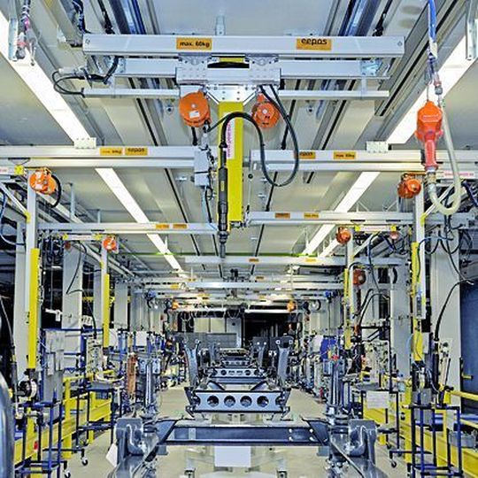 Bild 1: Lückenlos überspannen die Eepos-Kransysteme die Chassisfertigung des Iveco-Stralis. Bild 1: Lückenlos überspannen die Eepos-Kransysteme die Chassisfertigung des Iveco-Stralis.