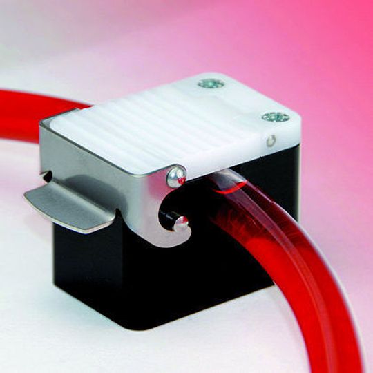 Bild 1: Der berührungslos messende Luftblasen-Sensor arbeitet auf Basis von Ultraschallwellen. Er kann sowohl in medizintechnischen Geräten als auch in Dosier- und Mischanlagen zum Einsatz kommen. Bild 1: Der berührungslos messende Luftblasen-Sensor arbeitet auf Basis von Ultraschallwellen. Er kann sowohl in medizintechnischen Geräten als auch in Dosier- und Mischanlagen zum Einsatz kommen.