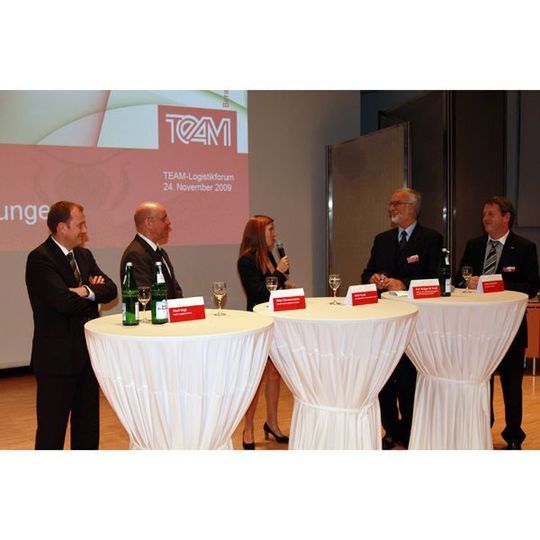 In der Expertenrunde auf dem Team-Logistikforum diskutierten (v.l.) Mark Vogt (Mlog Logistics), Peter Bimmermann (Vanderlande Industries), Heidi Kupke (Silverstroke), Prof. Rüdiger Preuß (FH Osnabrück) und Frank Zscherlich (Team). Bild: Vogel In der Expertenrunde auf dem Team-Logistikforum diskutierten (v.l.) Mark Vogt (Mlog Logistics), Peter Bimmermann (Vanderlande Industries), Heidi Kupke (Silverstroke), Prof. Rüdiger Preuß (FH Osnabrück) und Frank Zscherlich (Team). Bild: Vogel