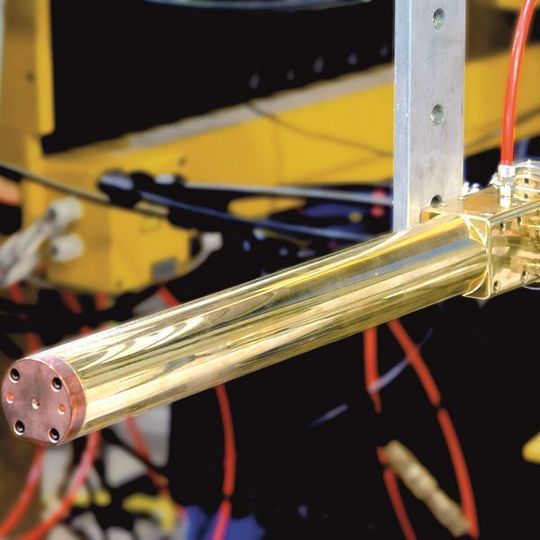 Bild 1: Bearbeitungskopf mit Optik für das Laserauftragsschweißen: Damit lassen sich Innenflächen von Werkzeugen und Bauteilen beschichten. Bild 1: Bearbeitungskopf mit Optik für das Laserauftragsschweißen: Damit lassen sich Innenflächen von Werkzeugen und Bauteilen beschichten.
