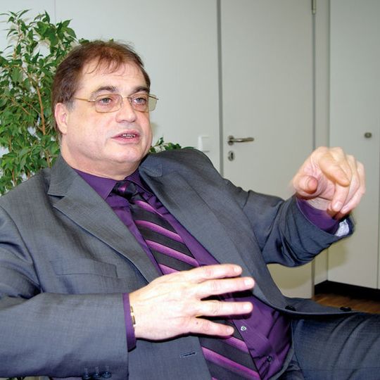 „Als die momentan größte Herausforderung für uns alle betrachte ich es, unsere hochqualifizierten Mitarbeiter über diese Krise hinweg im jeweiligen Haus zu behalten“, sagt Lothar Horn, seit September 2009 Vorsitzender des VDMA-Fachverbands Präzisionswerkzeuge. „Als die momentan größte Herausforderung für uns alle betrachte ich es, unsere hochqualifizierten Mitarbeiter über diese Krise hinweg im jeweiligen Haus zu behalten“, sagt Lothar Horn, seit September 2009 Vorsitzender des VDMA-Fachverbands Präzisionswerkzeuge.