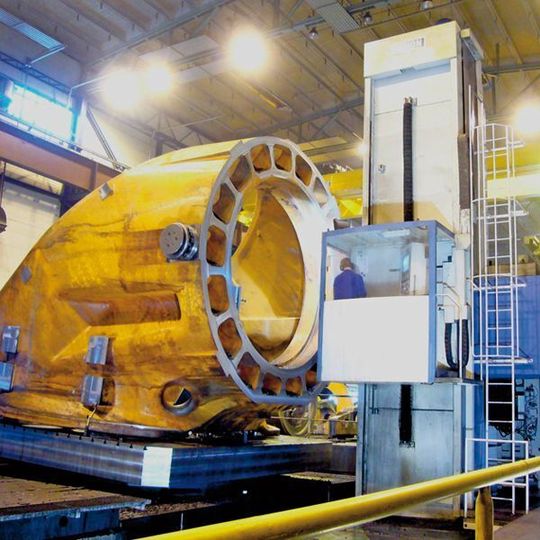 Bild 1: Auf einer horizontalen Fahrständer-Bohr- und -Fräsmaschine mit einem stufenlos drehbaren Aufspanntisch und einem 1500 mm ausfahrbaren Tragbalken werden Maschinenträger aus hochwertigem Guss komplett bearbeitet. Bild 1: Auf einer horizontalen Fahrständer-Bohr- und -Fräsmaschine mit einem stufenlos drehbaren Aufspanntisch und einem 1500 mm ausfahrbaren Tragbalken werden Maschinenträger aus hochwertigem Guss komplett bearbeitet.