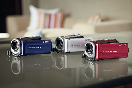 Eine Videolampe soll im Nahbereich Licht ins Dunkel bringen — hier das Einstiegsmodell DCR-SX33 von Sony. Eine Videolampe soll im Nahbereich Licht ins Dunkel bringen — hier das Einstiegsmodell DCR-SX33 von Sony.