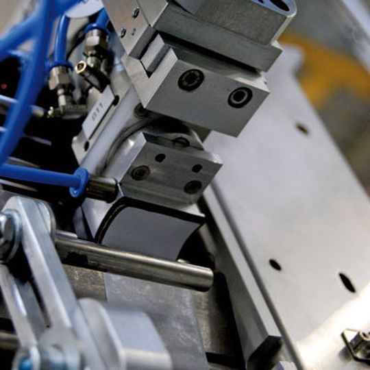Kundenspezifische Schwenkvorrichtung (Festo) mit pneumatischem Etiketten-Applikator. Bild: Brady Kundenspezifische Schwenkvorrichtung (Festo) mit pneumatischem Etiketten-Applikator. Bild: Brady