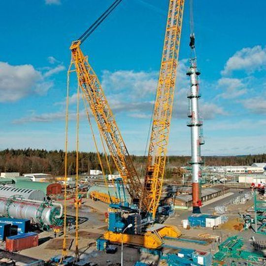 Bild 1: Der Gittermastkran CC6800 aus dem Terex-Werk in Zweibrücken ist mit 1250 t Tragfähigkeit einer der stärksten Krane der Welt. Beim Bau der ersten Metathese-Anlage Europas zur Herstellung von Propylen musste er einen 350 t schweren sogenannten Deisobutanizer in 85 m Höhe anheben. Bild: Terex Bild 1: Der Gittermastkran CC6800 aus dem Terex-Werk in Zweibrücken ist mit 1250 t Tragfähigkeit einer der stärksten Krane der Welt. Beim Bau der ersten Metathese-Anlage Europas zur Herstellung von Propylen musste er einen 350 t schweren sogenannten Deisobutanizer in 85 m Höhe anheben. Bild: Terex
