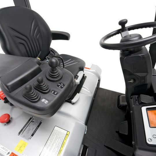 Auf seinem Arbeitsplatz kann der Fahrer der QX2-Stapler von Nissan seinen komfortablen Federsitz und das Lenkrad individuell einstellen. Bild: Nissan Forklift Auf seinem Arbeitsplatz kann der Fahrer der QX2-Stapler von Nissan seinen komfortablen Federsitz und das Lenkrad individuell einstellen. Bild: Nissan Forklift