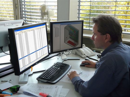 Projektleiter Dipl.-Ing (FH) Lorenz Huber profitiert von zahlreichen Automatismen bei der Projektierung. „Die Prozesse durch den Einsatz der Eplan-Plattform verbessern sich als sehr sinnvoll empfinden wir das geräteorientierte Arbeiten.“ Projektleiter Dipl.-Ing (FH) Lorenz Huber profitiert von zahlreichen Automatismen bei der Projektierung. „Die Prozesse durch den Einsatz der Eplan-Plattform verbessern sich als sehr sinnvoll empfinden wir das geräteorientierte Arbeiten.“