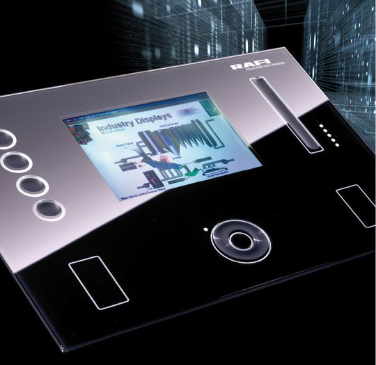 Schützender Mantel: Glasscape vereint kapazitive Bedienelemente und Touchscreen unter einer durchgängigen Oberfläche Schützender Mantel: Glasscape vereint kapazitive Bedienelemente und Touchscreen unter einer durchgängigen Oberfläche