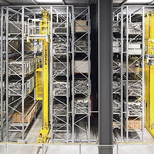 Die im Vordergrund erkennbaren Lastaufnahmemittel der Dambach-Regalbediengeräte sind sehr zuverlässig und verfügen über eine hohe Umschlagsleistung, wie der Hersteller auf der Logimat 2010 zeigt. Bild: Dambach Lagersysteme Die im Vordergrund erkennbaren Lastaufnahmemittel der Dambach-Regalbediengeräte sind sehr zuverlässig und verfügen über eine hohe Umschlagsleistung, wie der Hersteller auf der Logimat 2010 zeigt. Bild: Dambach Lagersysteme