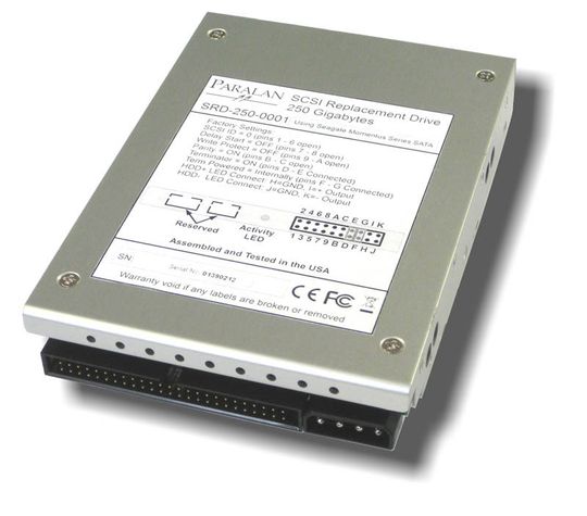 Das SRD-250 weist den exakten Formfaktor eines 3,5-Zoll-SCSI-Laufwerks mit 50-poliger single-ended SCSI-Schnittstelle auf. Das SRD-250 weist den exakten Formfaktor eines 3,5-Zoll-SCSI-Laufwerks mit 50-poliger single-ended SCSI-Schnittstelle auf.