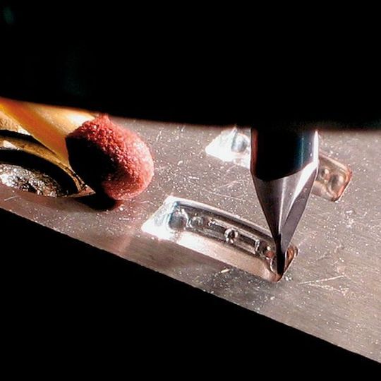 Fünfachsiges Fräsen eines Formeinsatzes mit einem Werkzeugdurchmesser von 0,5 mm; bei der Fräsbearbeitung mit kleinen Werkzeugdurchmessern stellt die Werkzeugabdrängung ein Problem dar. Bild: ISF Fünfachsiges Fräsen eines Formeinsatzes mit einem Werkzeugdurchmesser von 0,5 mm; bei der Fräsbearbeitung mit kleinen Werkzeugdurchmessern stellt die Werkzeugabdrängung ein Problem dar. Bild: ISF