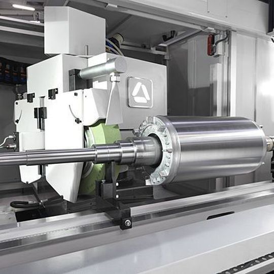 Die Schleifmaschinen-Baureihe umfasst drei Modelle mit Spitzenweiten von 1000, 1500 und 2000 mm sowie einer Spitzenhöhe von 225 mm für Werkstücke mit einem Gewicht bis 500 kg. Bild: Danobat Die Schleifmaschinen-Baureihe umfasst drei Modelle mit Spitzenweiten von 1000, 1500 und 2000 mm sowie einer Spitzenhöhe von 225 mm für Werkstücke mit einem Gewicht bis 500 kg. Bild: Danobat
