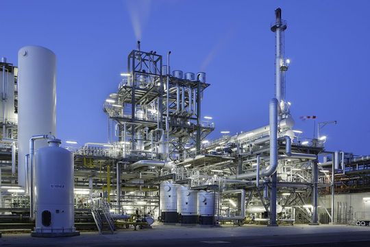 BASF investiert in das Stammwerk in Ludwigshafen: Neben der erweiterten Wasserstoffproduktion (im Bild) fließen Gelder in den Bau einer neuen CDon-Anlage und die Erweiterung der Trilon-Anlage, die bereits in den vergangenen Monaten in Betrieb genommen wurde. (Bild: BASF)