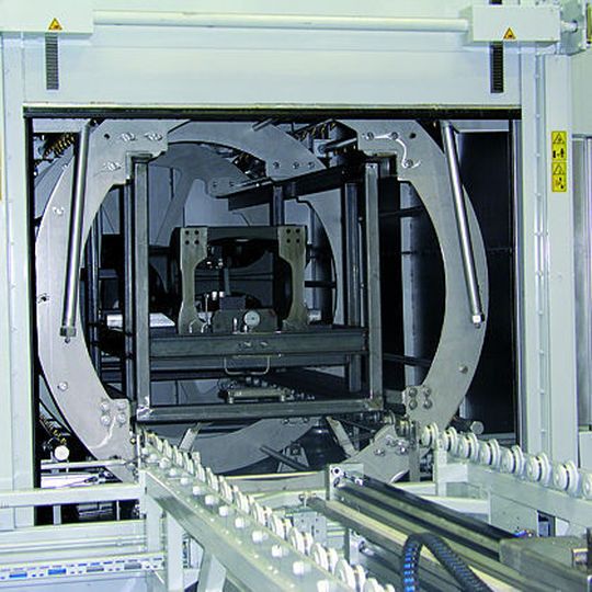 Bild 1: Rhönradanlage zur Reinigung von Rahmenteilen. Um ein optimales Ergebnis zu erzielen, ist das Bauteil hydraulisch in einem drehbaren Gestell gespannt. Bild: BVL Oberflächentechnik Bild 1: Rhönradanlage zur Reinigung von Rahmenteilen. Um ein optimales Ergebnis zu erzielen, ist das Bauteil hydraulisch in einem drehbaren Gestell gespannt. Bild: BVL Oberflächentechnik