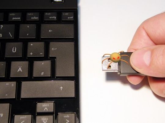 Leichtes Spiel für Angreifer: USB-Sticks werden häufig bedenkenlos weitergereicht. So kann sich Malware schnell verbreiten. (Quelle: AVG Technologies) Leichtes Spiel für Angreifer: USB-Sticks werden häufig bedenkenlos weitergereicht. So kann sich Malware schnell verbreiten. (Quelle: AVG Technologies)