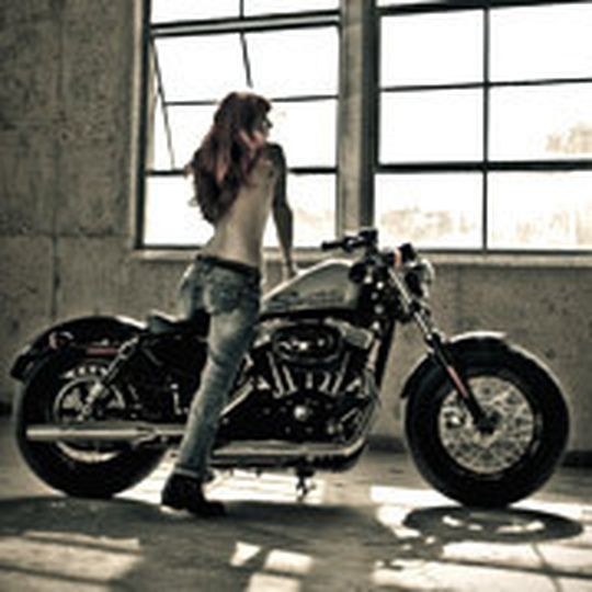 So ein nackter Rücken kann entzücken; die neue Harley-Davidson Forty Eight freilich auch. So ein nackter Rücken kann entzücken; die neue Harley-Davidson Forty Eight freilich auch.