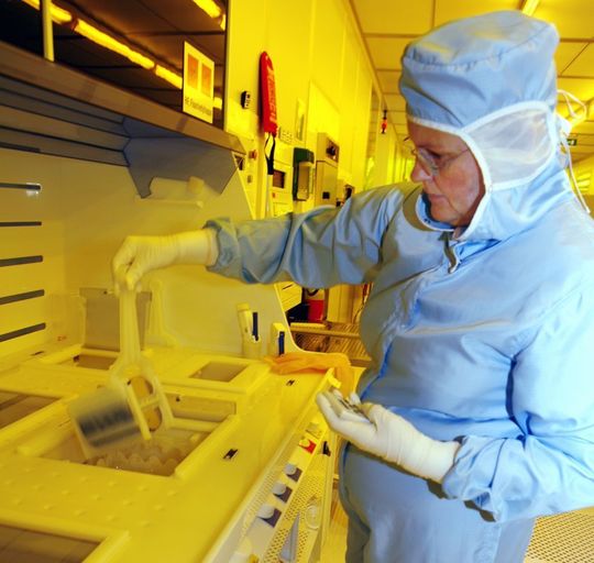 Vaisala verfügt über einen eigenen Reinraum, in dem Sensoren für Radiosonden sowie für verschiedene Feuchte-, Luftdruck- und Kohlendioxidmessgeräte hergestellt werden. (Vaisala) Vaisala verfügt über einen eigenen Reinraum, in dem Sensoren für Radiosonden sowie für verschiedene Feuchte-, Luftdruck- und Kohlendioxidmessgeräte hergestellt werden. (Vaisala)