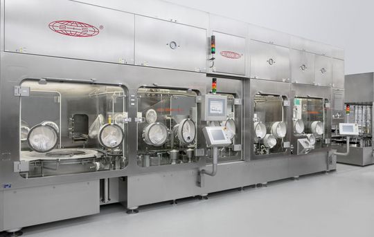 Beherrschendes Element der Sterilabfüllung ist der Isolator, der für Bedingungen der Reinraumklase A sorgt. (Bausch+Ströbel) Beherrschendes Element der Sterilabfüllung ist der Isolator, der für Bedingungen der Reinraumklase A sorgt. (Bausch+Ströbel)