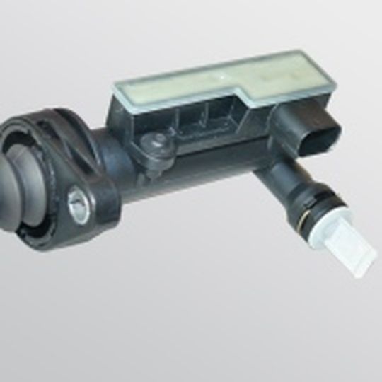 Ein magnetischer Wegsensor im Kupplungs-Geberzylinder verrät dem Steuergerät, wenn der Fahrer kuppelt. Ein magnetischer Wegsensor im Kupplungs-Geberzylinder verrät dem Steuergerät, wenn der Fahrer kuppelt.