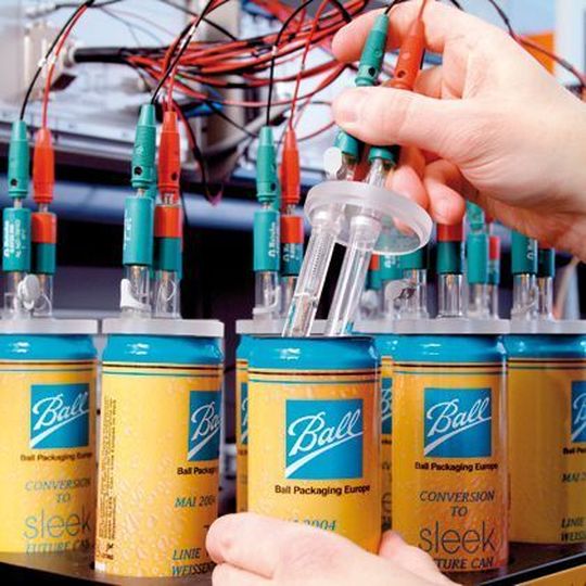Die Chemie zwischen Dose und Getränk muss stimmen: Test im Technical Center Bonn des Getränkedosenherstellers Ball Packaging Europe. Bild: Ball Packaging Europe Die Chemie zwischen Dose und Getränk muss stimmen: Test im Technical Center Bonn des Getränkedosenherstellers Ball Packaging Europe. Bild: Ball Packaging Europe