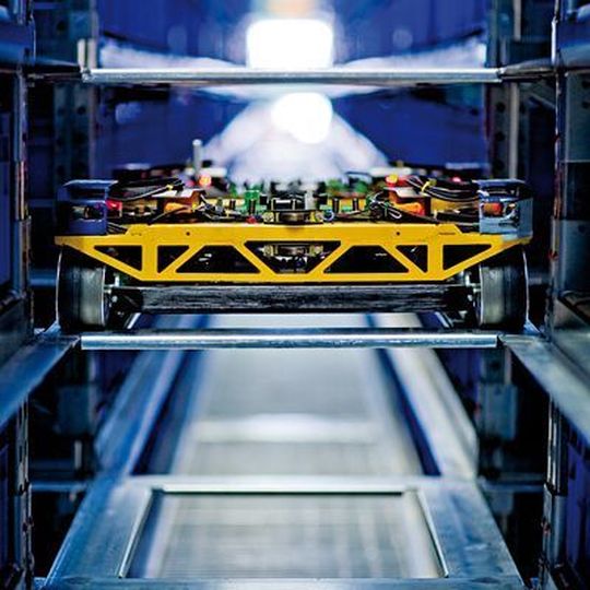 Bild 1: In der etwas anderen Form eines automatischen Kleinteilelagers übernehmen frei fahrende Shuttles die Regalbedienung. Bild: Ylog Bild 1: In der etwas anderen Form eines automatischen Kleinteilelagers übernehmen frei fahrende Shuttles die Regalbedienung. Bild: Ylog