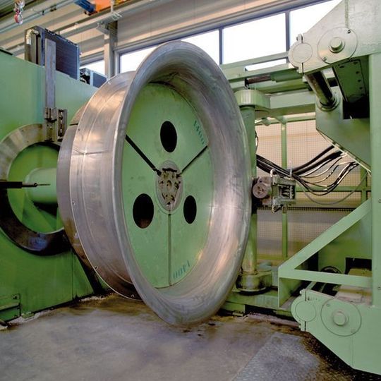 Die Flanschwalzmaschine ist computergesteuert, wodurch alle Bewegungsabläufe bei Walzen und Stanzen jederzeit reproduzierbar sind. Bild: Orfa Visser Die Flanschwalzmaschine ist computergesteuert, wodurch alle Bewegungsabläufe bei Walzen und Stanzen jederzeit reproduzierbar sind. Bild: Orfa Visser