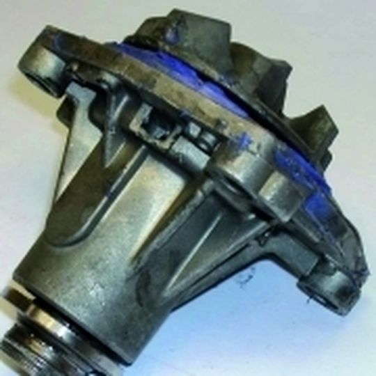 Achtung: Hier wurde zu viel Dichtungsmasse verwendet. Sie quillt innen über und beschädigt die Gleitringdichtung. Fotos: SKF Achtung: Hier wurde zu viel Dichtungsmasse verwendet. Sie quillt innen über und beschädigt die Gleitringdichtung. Fotos: SKF