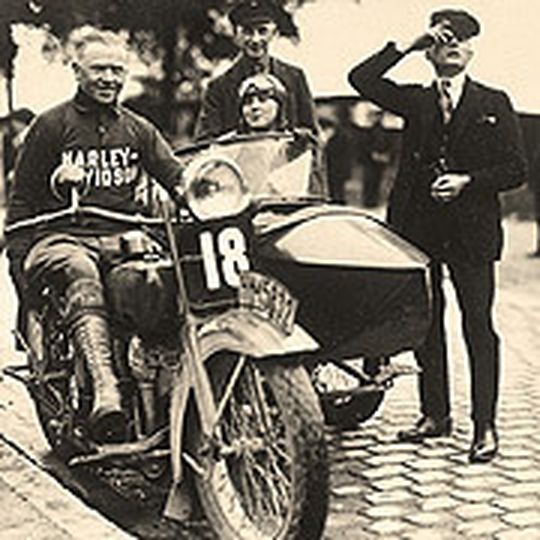 Einen Motorradhändler, der 100 Jahre alt ist, findet man nicht allzu oft auf diesem Planeten: Harley Suck in Hamburg ist so einer. Einen Motorradhändler, der 100 Jahre alt ist, findet man nicht allzu oft auf diesem Planeten: Harley Suck in Hamburg ist so einer.