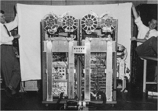 Aufnahme des ersten Prototypen des Magnetbandsystems IBM 726 im Jahr 1951 mit zwei Bandlaufwerken pro Einheit Aufnahme des ersten Prototypen des Magnetbandsystems IBM 726 im Jahr 1951 mit zwei Bandlaufwerken pro Einheit