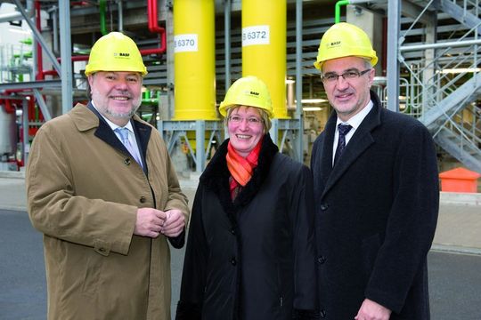 Dr. Beate Ehle, Leiterin des BASF-Unternehmensbereiches Intermediates und BASF-Vorstandsmitglied Dr. Harald Schwager vor der neuen Anlage. (Bild: BASF)