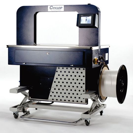 Weist zahlreiche innovative Details auf: die neue Schmalband-Umreifungsmaschine Ampag CS von Cyklop. Bild: Cyklop Weist zahlreiche innovative Details auf: die neue Schmalband-Umreifungsmaschine Ampag CS von Cyklop. Bild: Cyklop